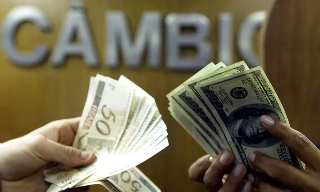 Dólar sobe e Bolsa cai com expectativa de juros menores e tensão no Irã