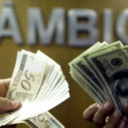 Dólar sobe e Bolsa cai com expectativa de juros menores e tensão no Irã