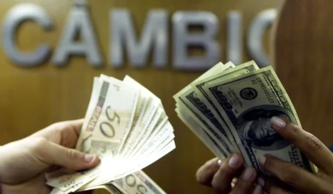Dólar cai a R$ 5,10 e Bolsa recua com juros e petróleo acima de US$ 80