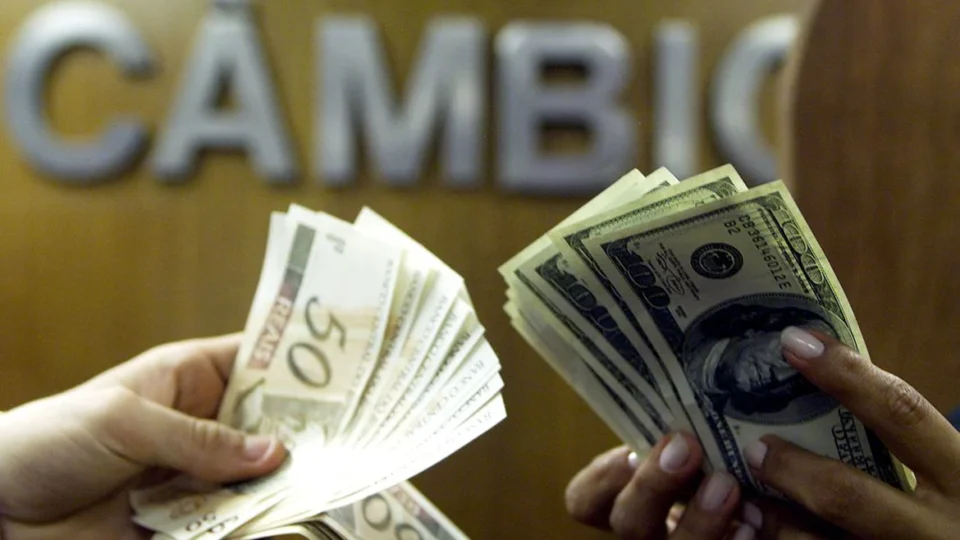 Dólar sobe e Bolsa cai com expectativa de juros menores e tensão no Irã