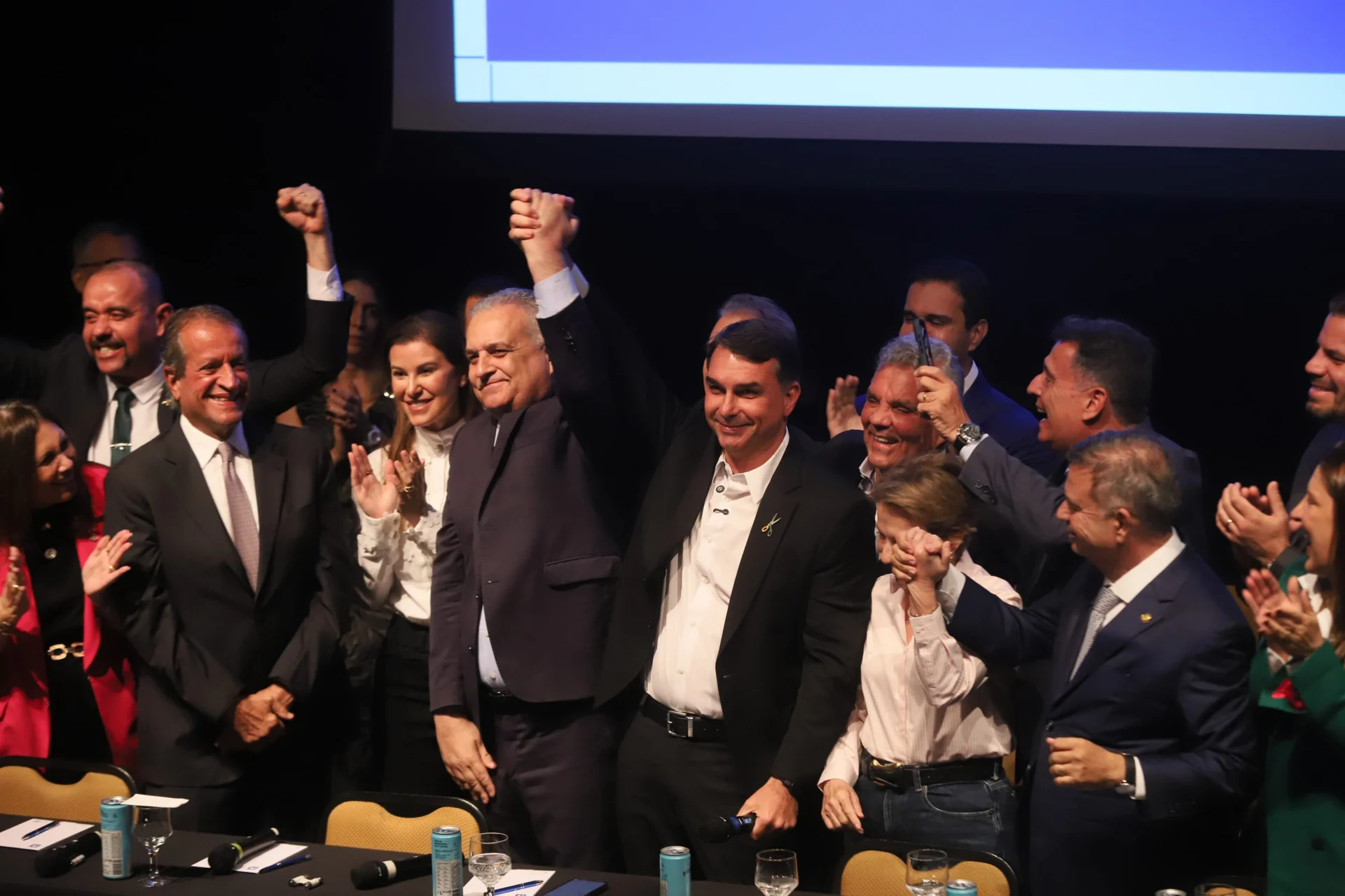 Vice de Flávio reúne blindagem a aliados, apoio à anistia e investigação por estupro