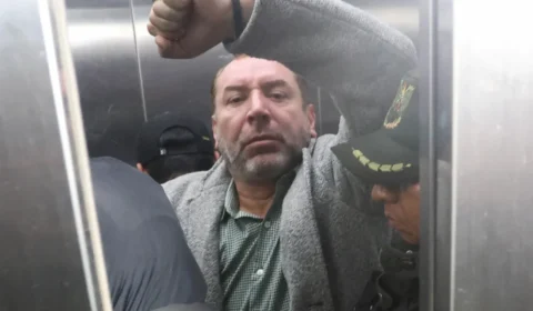 Consultor conhecido por usar robôs disse que lutaria por Flávio Bolsonaro, afirma ex-companheira