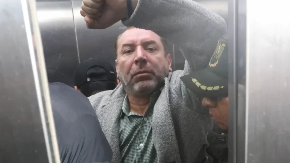Consultor conhecido por usar robôs disse que lutaria por Flávio Bolsonaro, afirma ex-companheira