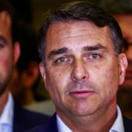 ‘Vão parar no tempo?’, diz Flávio Bolsonaro ao ser cobrado por prestação de contas de filme