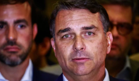 ‘Vão parar no tempo?’, diz Flávio Bolsonaro ao ser cobrado por prestação de contas de filme