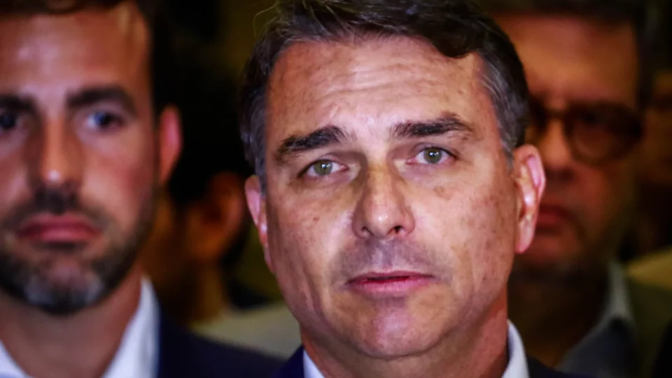 ‘Vão parar no tempo?’, diz Flávio Bolsonaro ao ser cobrado por prestação de contas de filme