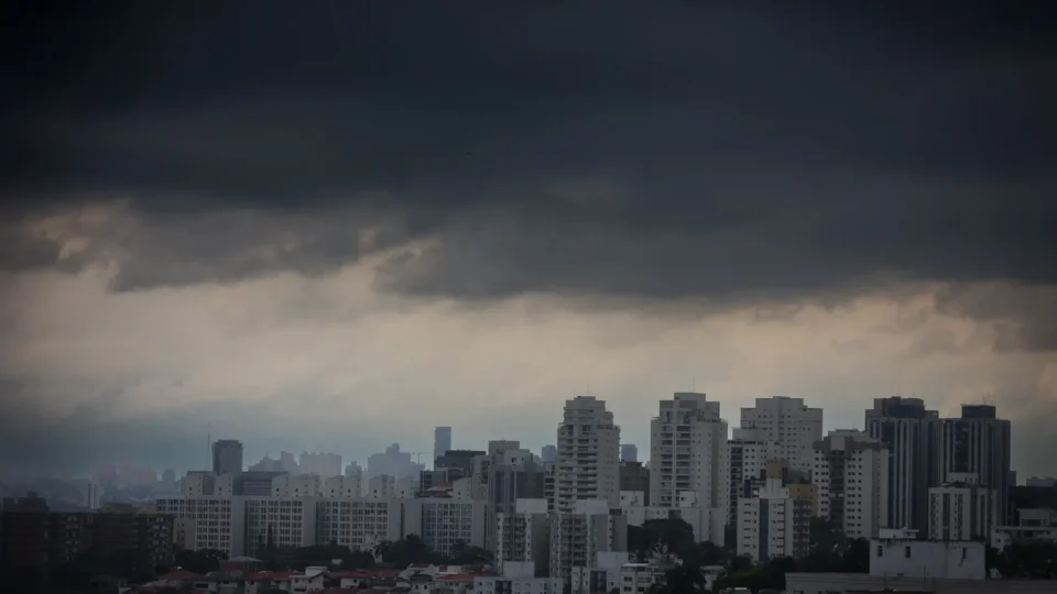 Ventania do ciclone-bomba deve atingir capital e litoral paulista nesta sexta (7)