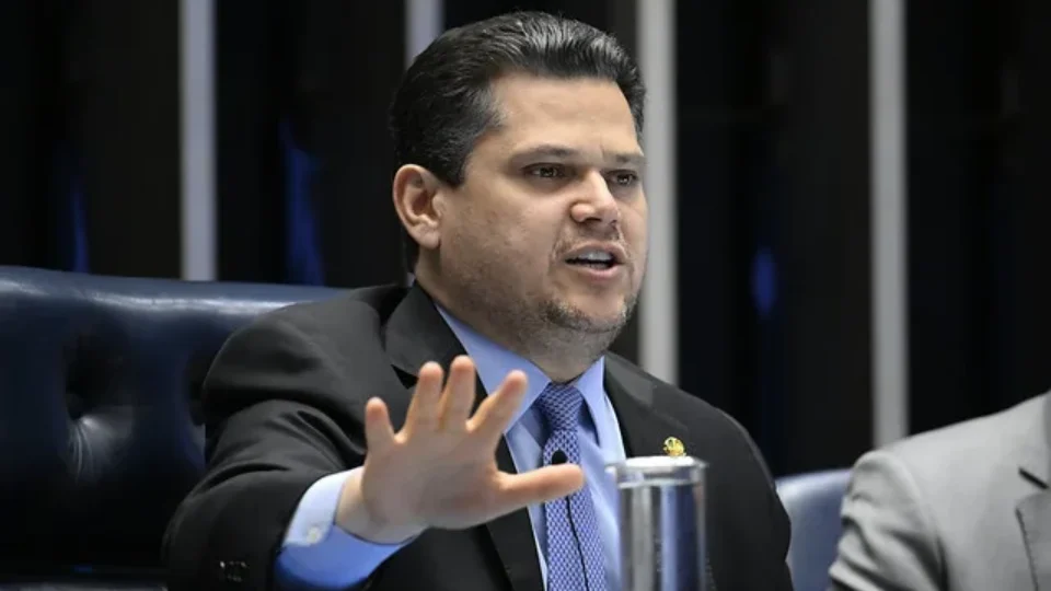 Alcolumbre frustra governo Lula e deixa fim da 6×1 para depois do 1º turno da eleição