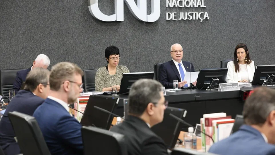 CNJ aprova fim da aposentadoria compulsória como punição máxima a juízes
