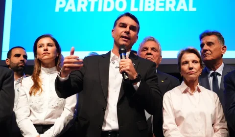 Flávio Bolsonaro não consegue registrar candidatura após aparecer filiado ao Missão