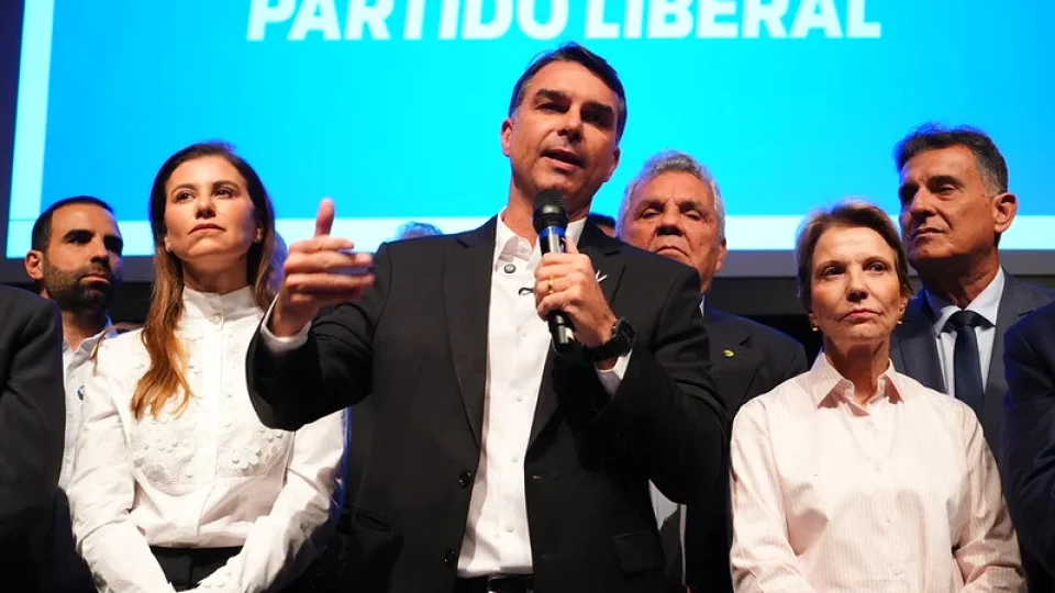 Flávio Bolsonaro não consegue registrar candidatura após aparecer filiado ao Missão