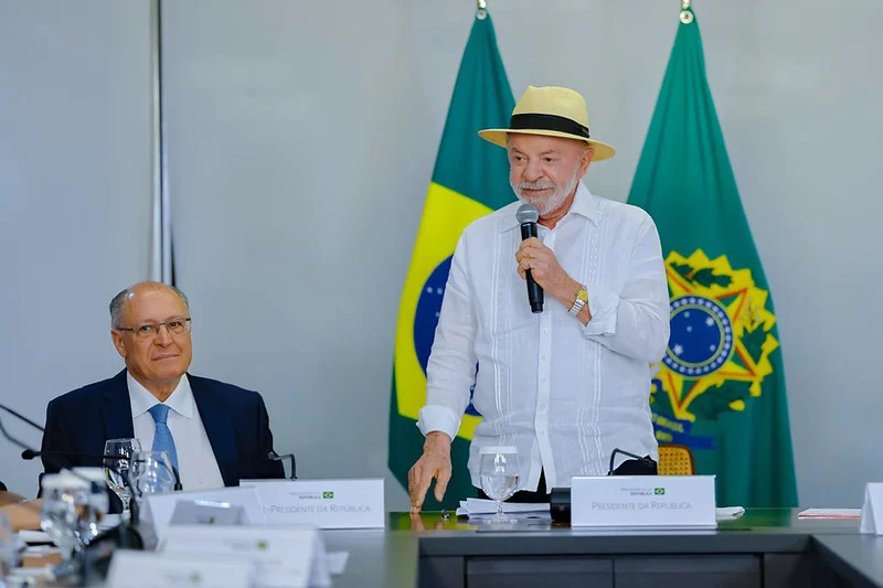 Brasil inicia processo de reciprocidade contra tarifaço dos EUA e pede consultas