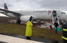 Avião da Latam derrapa, sai da pista e atola em lamaçal no Paraná; 151 pessoas a bordo