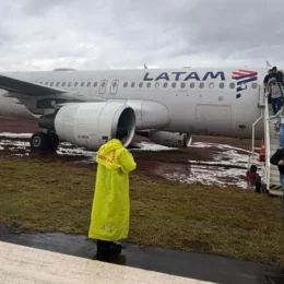 Avião da Latam derrapa, sai da pista e atola em lamaçal no Paraná; 151 pessoas a bordo