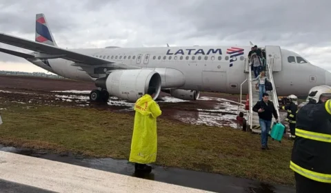 Avião da Latam derrapa, sai da pista e atola em lamaçal no Paraná; 151 pessoas a bordo