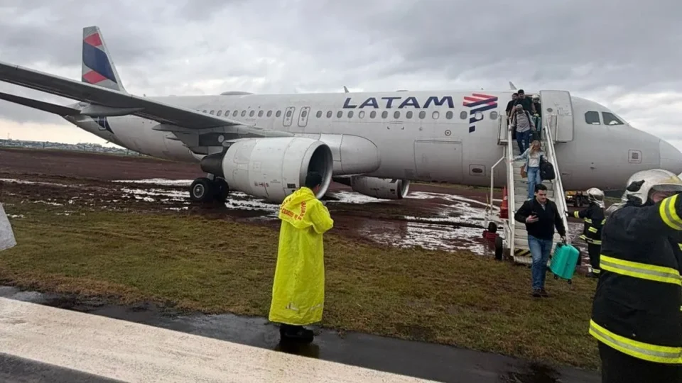 Avião da Latam derrapa, sai da pista e atola em lamaçal no Paraná; 151 pessoas a bordo