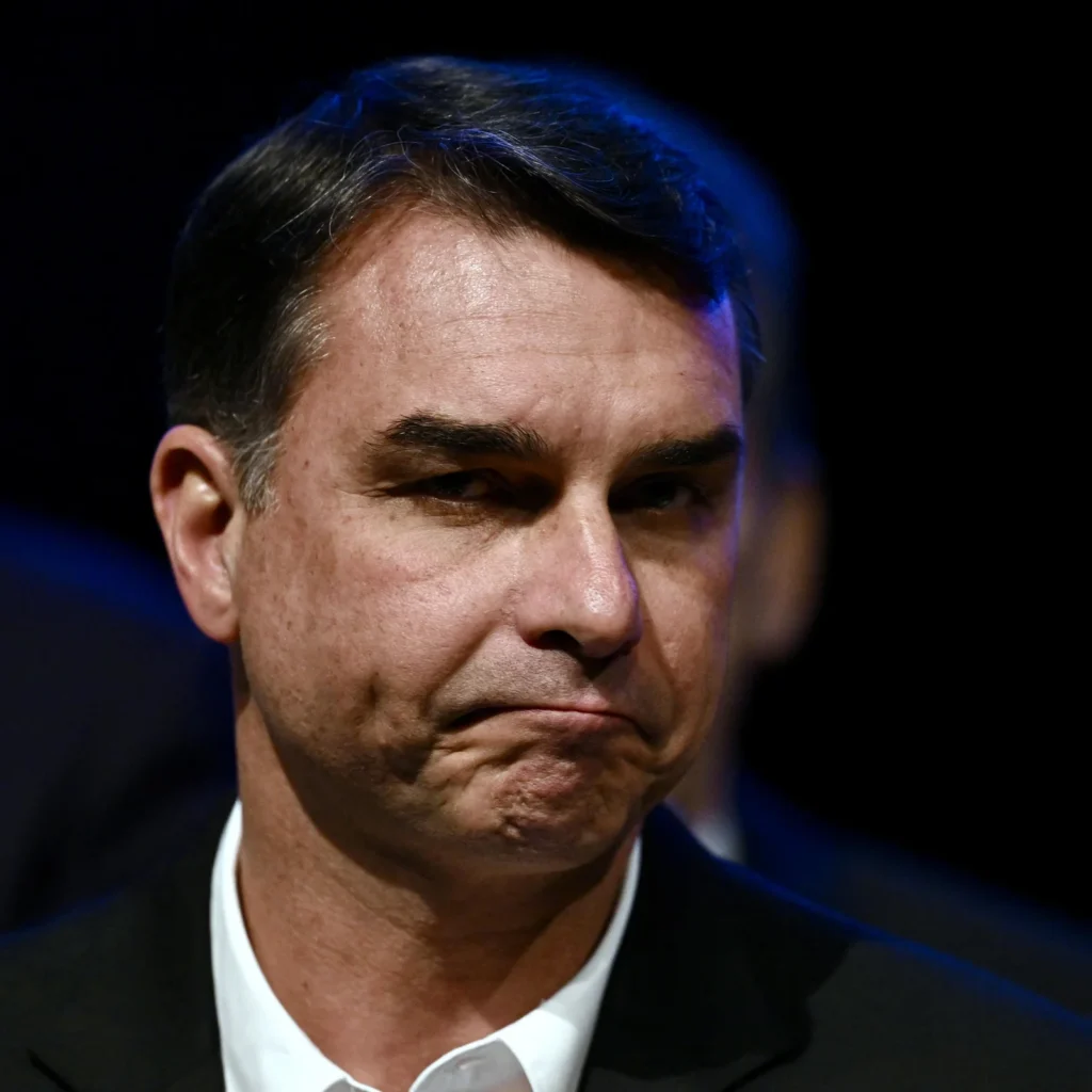 Flávio Bolsonaro e PL são contra dar mais uma folga semanal para o trabalhador
