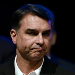 Campanha de Lula compara Flávio Bolsonaro a um mau candidato a emprego