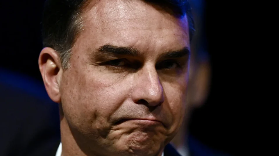 Campanha de Lula compara Flávio Bolsonaro a um mau candidato a emprego
