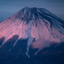 Pai deixa filho de 7 anos sozinho no Monte Fuji após criança se cansar e segue com outro filho