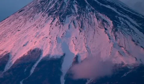 Pai deixa filho de 7 anos sozinho no Monte Fuji após criança se cansar e segue com outro filho