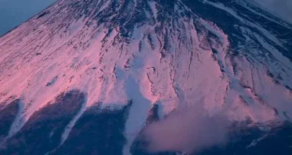 Pai deixa filho de 7 anos sozinho no Monte Fuji após criança se cansar e segue com outro filho
