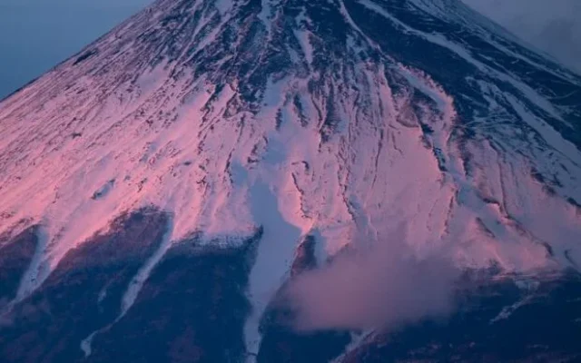 Pai deixa filho de 7 anos sozinho no Monte Fuji após criança se cansar e segue com outro filho