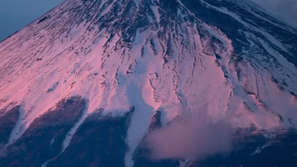 Pai deixa filho de 7 anos sozinho no Monte Fuji após criança se cansar e segue com outro filho