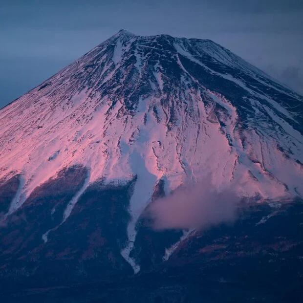 Pai deixa filho de 7 anos sozinho no Monte Fuji após criança se cansar e segue com outro filho