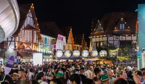 Trabalhador é demitido por justa causa após ser flagrado dançando durante Oktoberfest