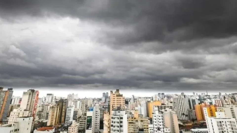 Inmet alerta para ventos de até 100 km/h e riscos em diversas regiões do Brasil