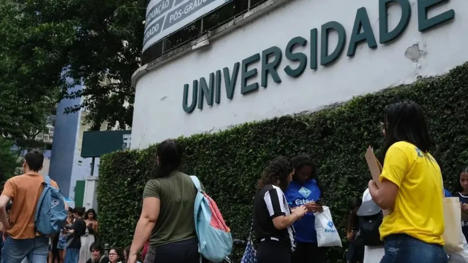 Estudante perde bolsa após mãe movimentar dinheiro em plataformas de apostas