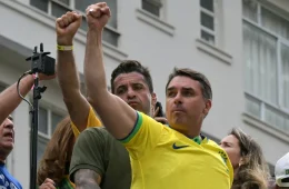 Flávio Bolsonaro inicia campanha em Copacabana, reduto de atos bolsonaristas