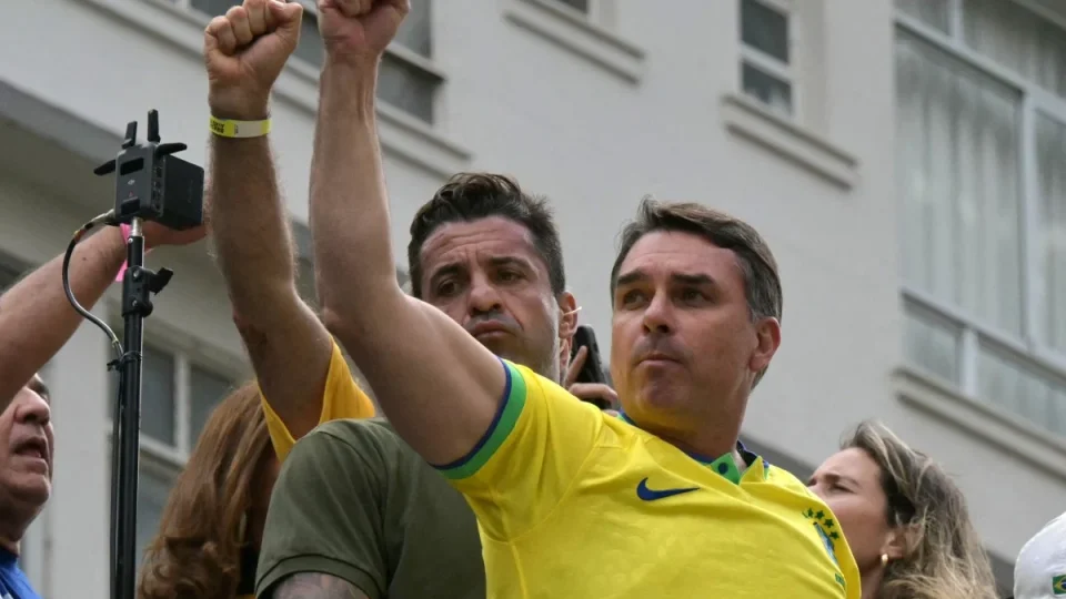 Flávio Bolsonaro inicia campanha em Copacabana, reduto de atos bolsonaristas
