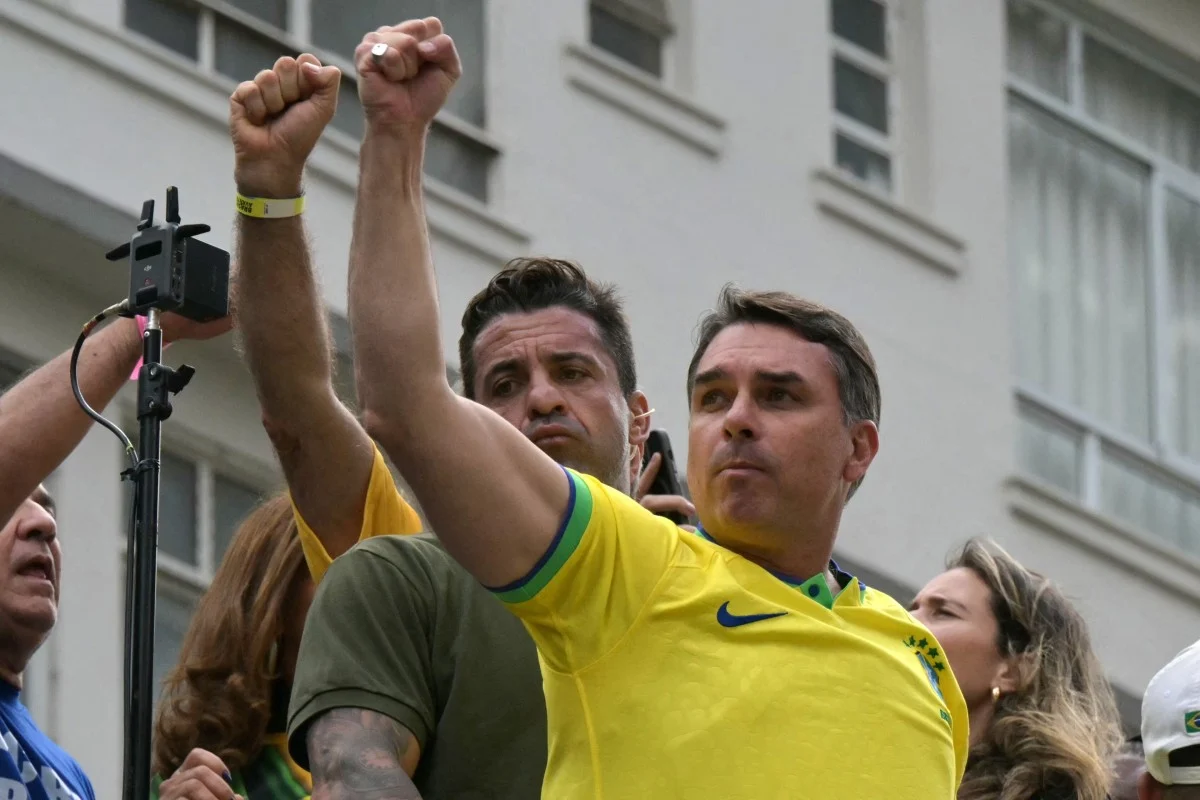 Flávio Bolsonaro inicia campanha em Copacabana, reduto de atos bolsonaristas