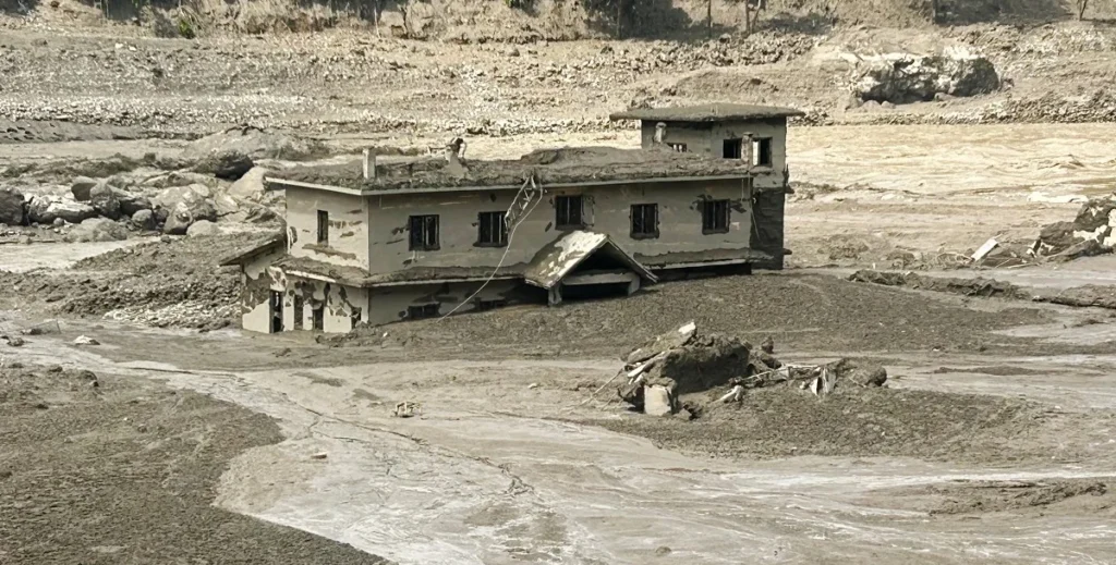 Lama e enchente repentina deixam ao menos 160 mortos entre Nepal e Tibete