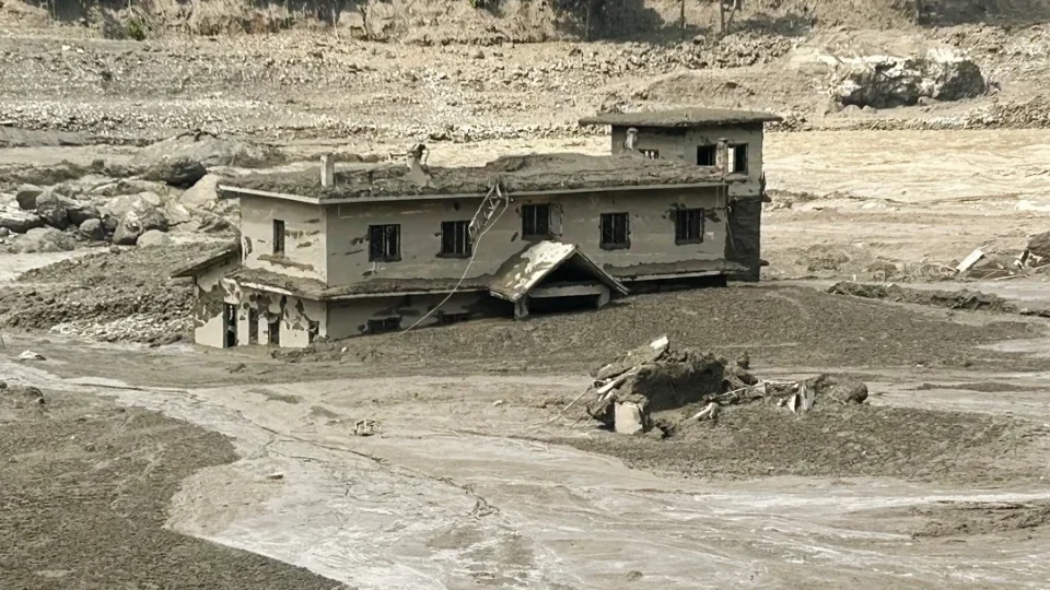 Lama e enchente repentina deixam ao menos 160 mortos entre Nepal e Tibete