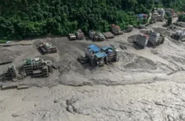 Inundação repentina deixa 95 mortos e mais de 380 desaparecidos entre o Nepal e o Tibete