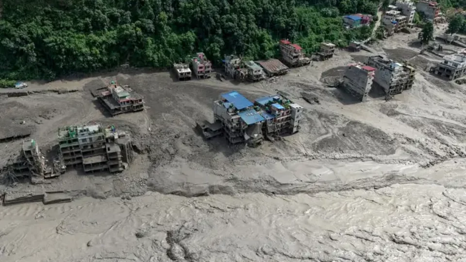 Inundação repentina deixa 95 mortos e mais de 380 desaparecidos entre o Nepal e o Tibete