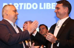 Flávio Bolsonaro diz que tentou ter vice mulher e que Alfredo Gaspar foi escolhido em cima da hora
