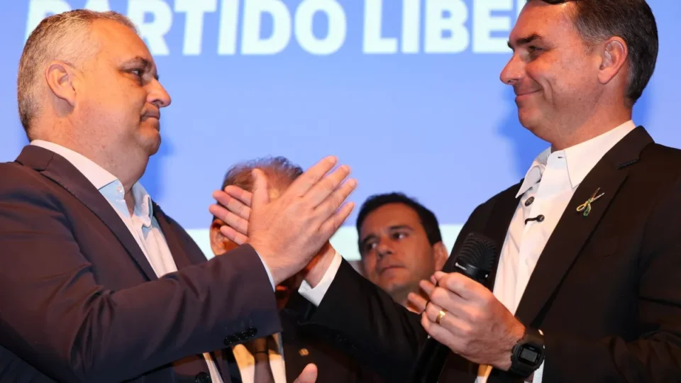 Flávio Bolsonaro diz que tentou ter vice mulher e que Alfredo Gaspar foi escolhido em cima da hora