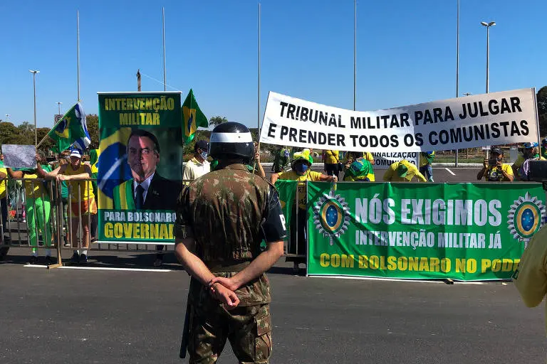 O discurso bolsonarista que varreu o país a partir de 2018 se tornou fortemente marcado pelo sentimento anticomunista e pela relativização da memória da brutal ditadura militar brasileria. Foto: Pedro Ladeira / Folhapress
