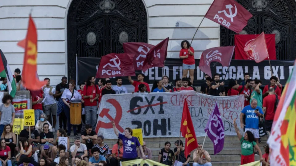 Senador rejeita emendas, entrega relatório e fim da escala 6×1 fica pronta para votação