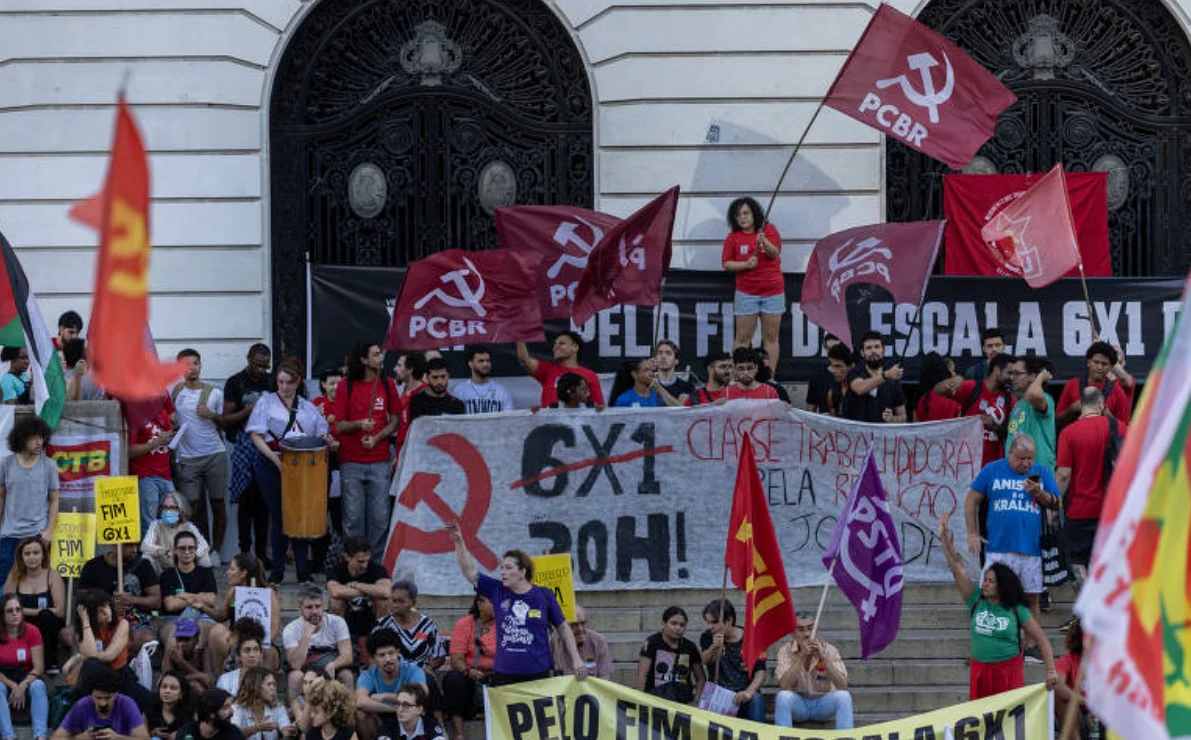 A escala 6x1, com seis dias de trabalho e um de folga, é a mais comum no país; seu fim está sendo debatido no Congresso. Eduardo Anizelli - 01.mai.25 / Folhapress