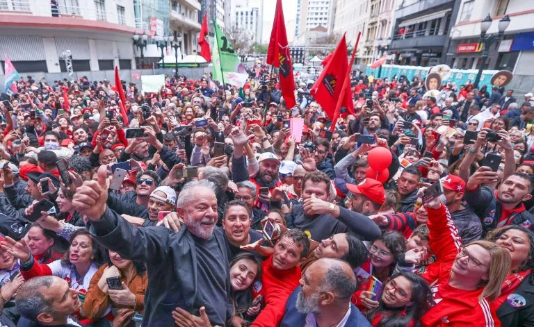 Comícios e atos públicos fazem parte dos instrumentos permitidos durante a campanha eleitoral, desde que respeitem as regras estabelecidas pela Justiça Eleitoral. Foto: Ricardo Stuckert