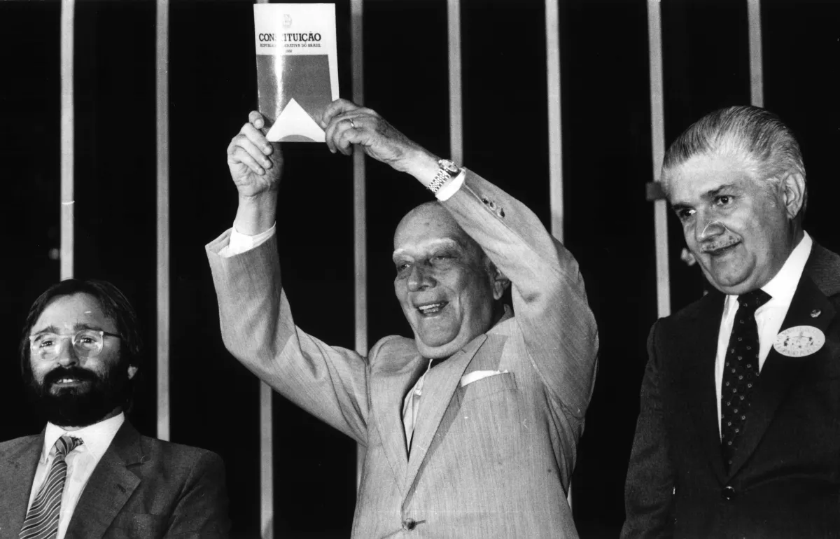 Ulysses Guimarães com a Constituição, em 1988. O ex-presidente da Câmara dos Deputados foi um dos principais opositores da ditadura militar. Foto: Câmara dos Deputados 