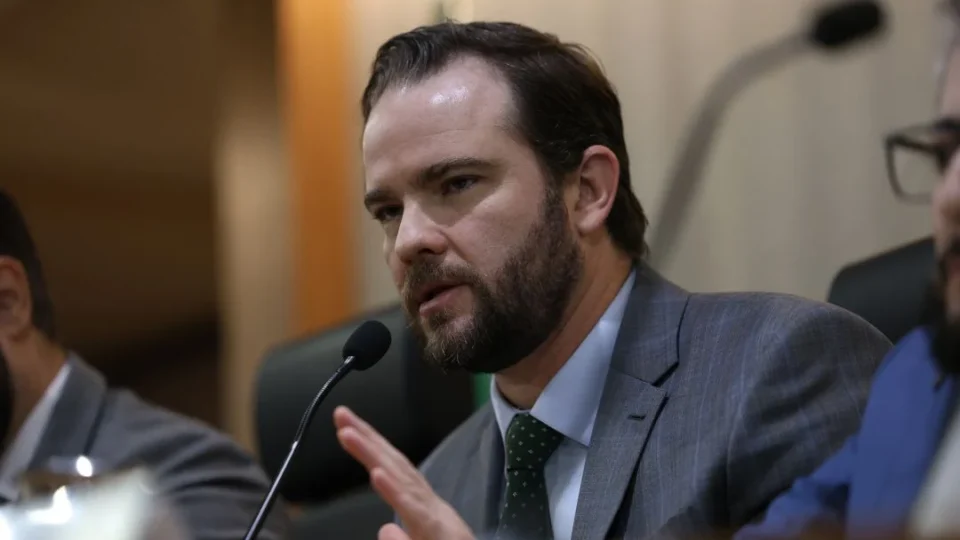Ministro da Fazenda confirma projeção de salário mínimo em R$ 1.741 para 2027