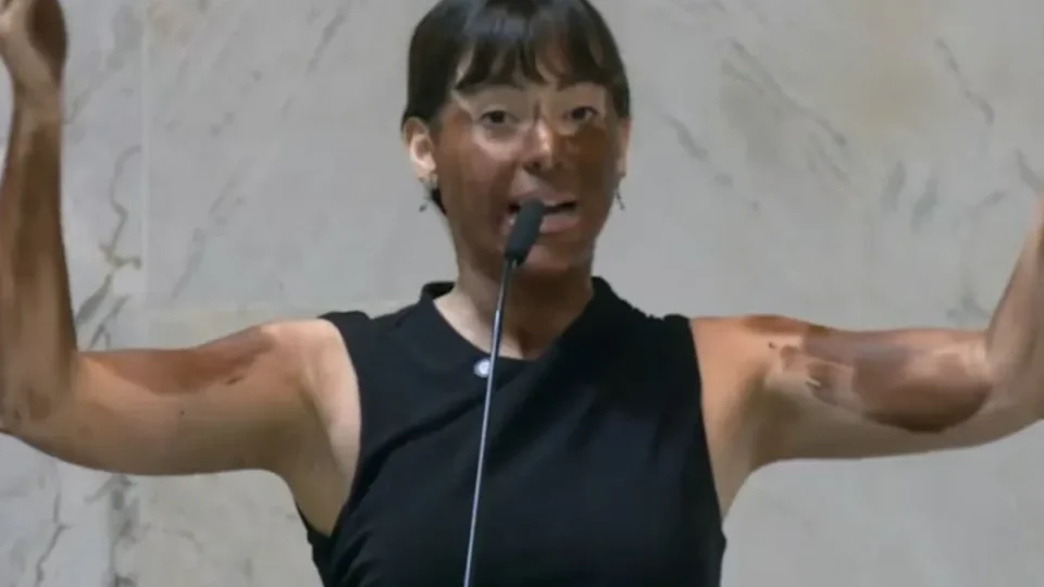 Deputada do PL que fez blackface muda autodeclaração racial; PSOL aciona Justiça