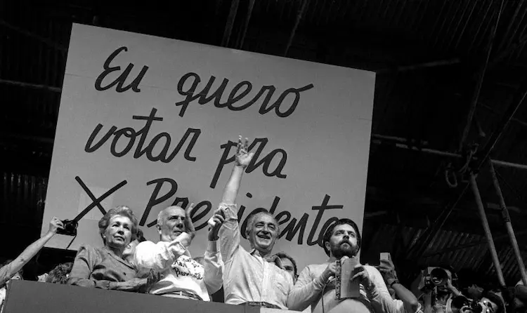Em 1984, as Diretas Já levaram milhares de pessoas às ruas e reuniram figuras como Lula e Leonel Brizola. Foto: Ariovaldo dos Santos/CPDoc JB
