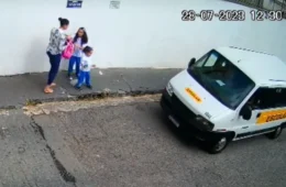 Escola é condenada após menina de 4 anos ser esquecida em van por três horas
